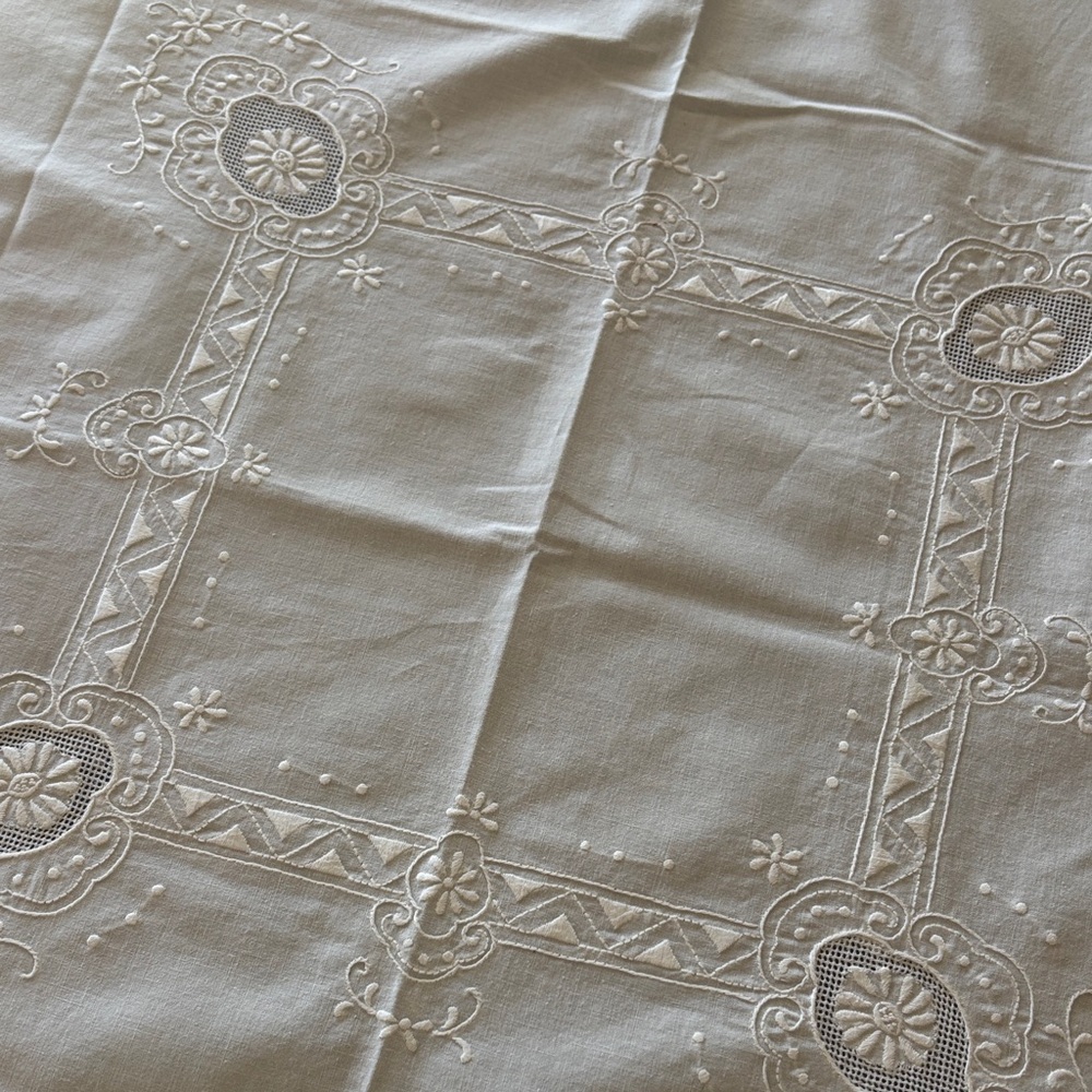 Elegant Embroidered Tablecloth - Picture 2 of 4